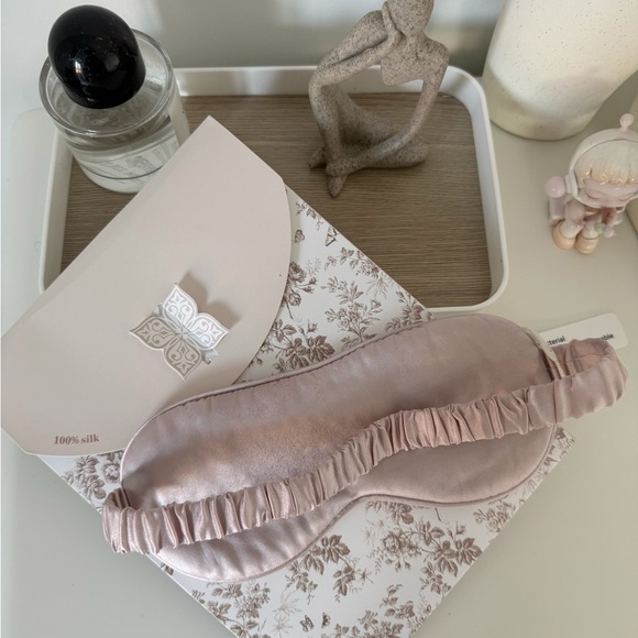 Luxurious White Silk Sleep Mask - Picture 5 of 10